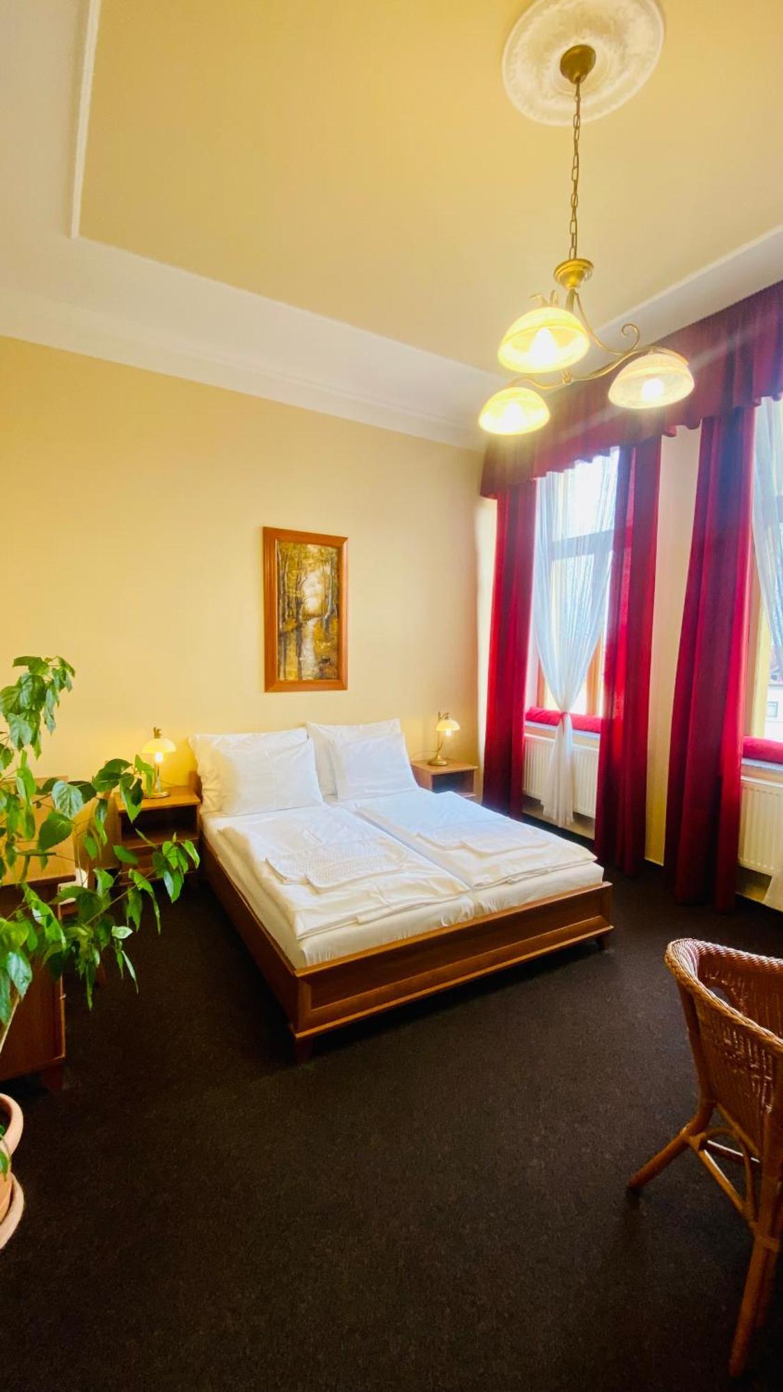 Penzion Cerny Kun Hradec Kralove Exterior photo