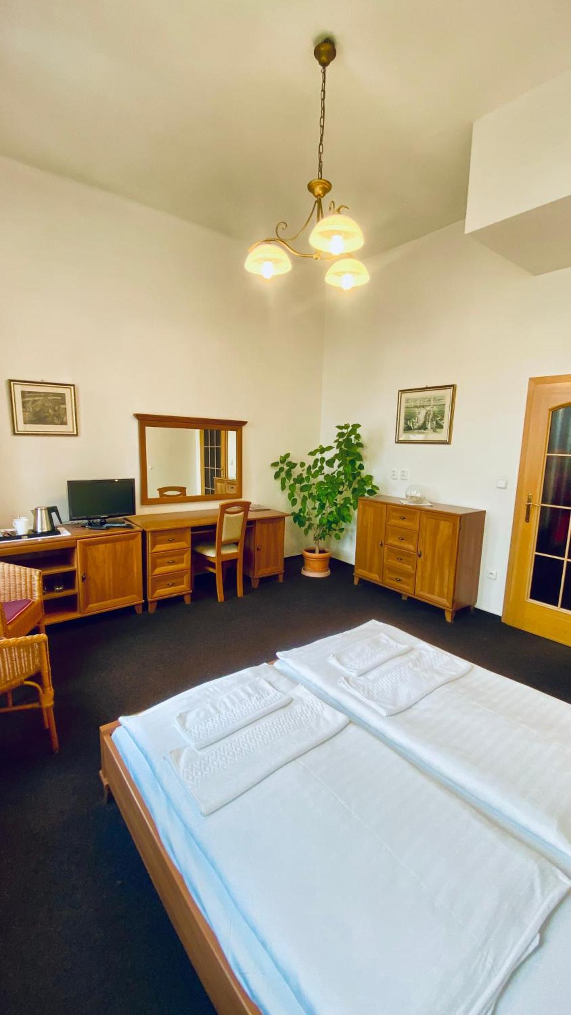 Penzion Cerny Kun Hradec Kralove Exterior photo