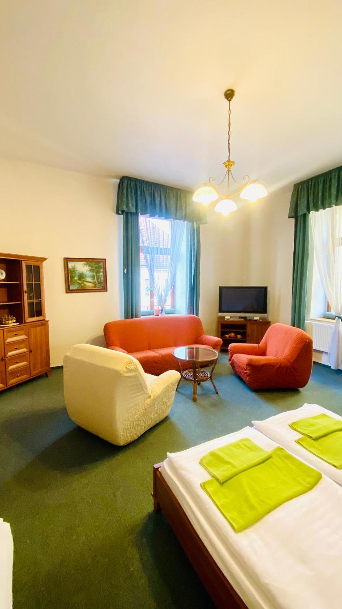 Penzion Cerny Kun Hradec Kralove Exterior photo